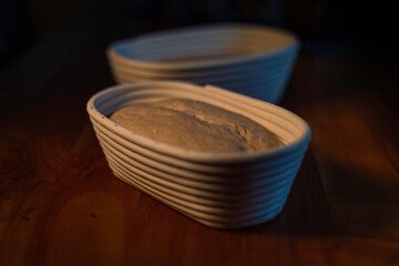 Aufnahme von Sauerteig in einem Gärkorb, zum Sauerteigbrot backen.