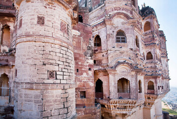 Naklejka premium Walls and towers of the abandoned fort in Indian Rajasthan