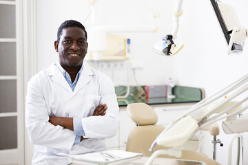 Obraz premium Positive african american dentist doctor in his clinic