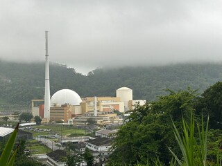 Naklejka premium Vista panoramica da usina nuclear de Angra dos Reis em um dia nublado com neblina 