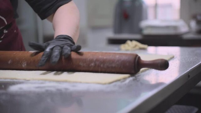 Elaboracion de palmeritas en panaderia