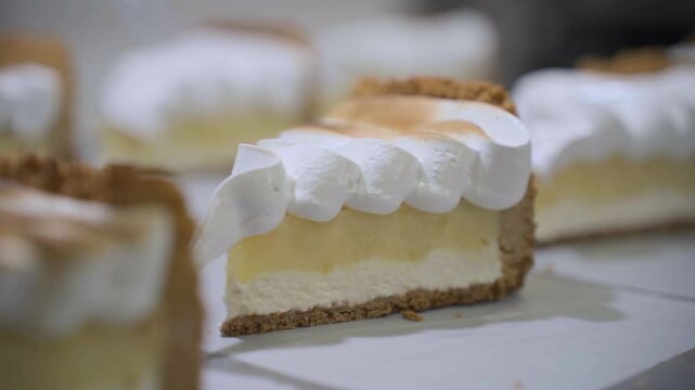 Proceso de dorado del merengue del lemon pie con soplete