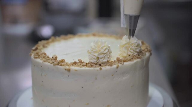 Decoracion de una torta con manga de crema