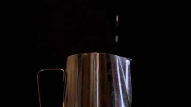 Verter leche en un jarro para vaporizar