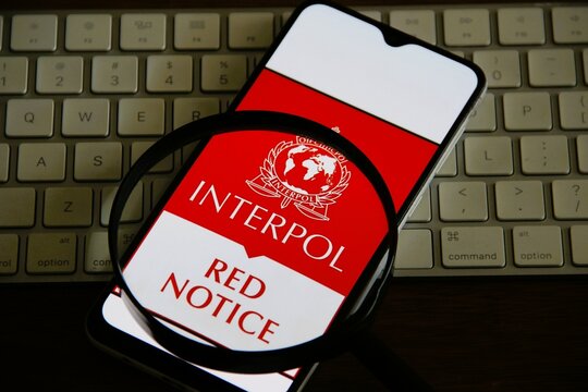 Interpol Red Notice - Um Aviso Vermelho &eacute; uma solicita&ccedil;&atilde;o &agrave;s autoridades no mundo todo para localizar e prender provisoriamente uma pessoa pendente de extradi&ccedil;&atilde;o, entrega ou a&ccedil;&atilde;o legal semelhante. 