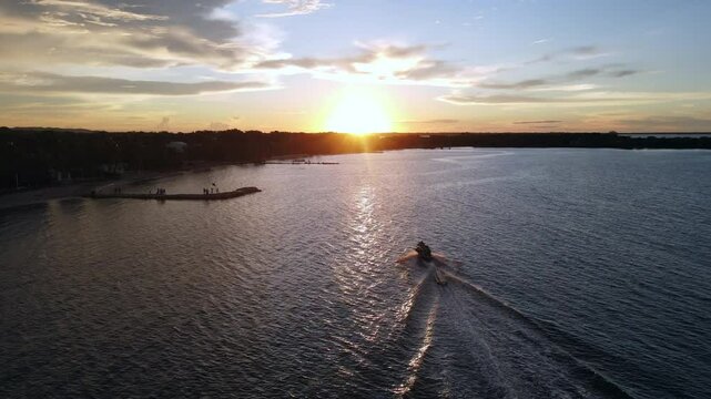Video a&eacute;reo realizado con drone durante un hermoso atardecer en Playa Blanca, Municipio de San Antero, Cordoba, Colombia.
