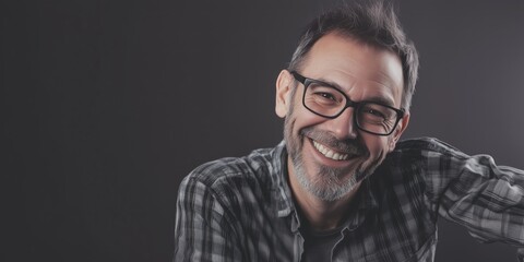 Obraz premium Man with glasses is smiling