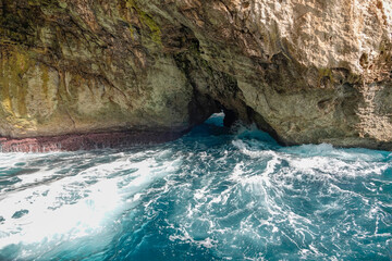 Meeresh&ouml;hle an der K&uuml;ste von Santa Maria di Leuca, Apulien