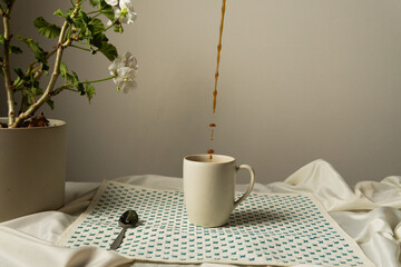 Decoración vintage con taza de café y flores