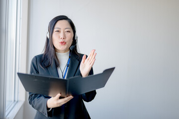 説明するビジネスウーマン