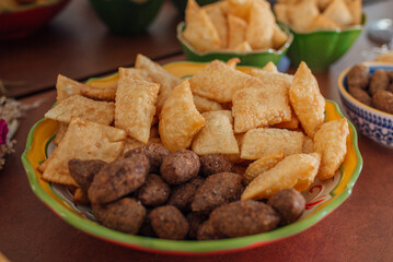 Porção de pastel frito e quibe