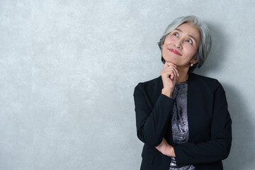 考え事をする中高年のビジネスウーマン