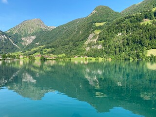 Fototapeta premium Lake Lungern or Natural reservoir Lungerersee - Canton of Obwald, Switzerland (Naturstausee Lungernsee oder Lungerensee - Kanton Obwald, Schweiz)