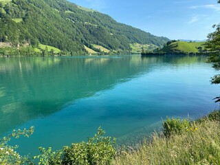 Fototapeta premium Lake Lungern or Natural reservoir Lungerersee - Canton of Obwald, Switzerland (Naturstausee Lungernsee oder Lungerensee - Kanton Obwald, Schweiz)