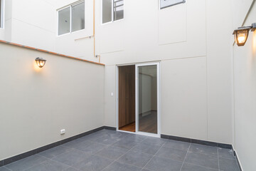 patio interno de departamento, vacio