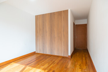 habitacion de melamina con closet y bien iluminado