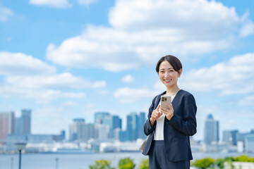 ビジネス女性・青空