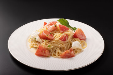 トマトとモッツァレラチーズの冷やしパスタ