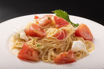 トマトとモッツァレラチーズの冷やしパスタ