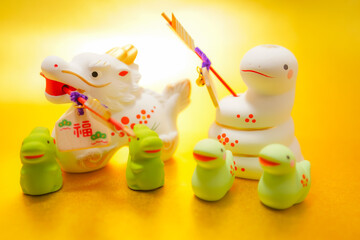 辰年から巳年へ（年賀状素材）