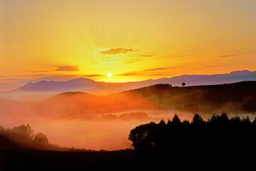 日の出と朝霧（美瑛町