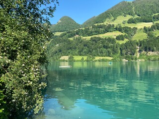 Fototapeta premium Lake Lungern or Natural reservoir Lungerersee - Canton of Obwald, Switzerland (Naturstausee Lungernsee oder Lungerensee - Kanton Obwald, Schweiz)