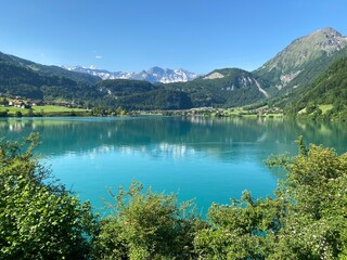Fototapeta premium Lake Lungern or Natural reservoir Lungerersee - Canton of Obwald, Switzerland (Naturstausee Lungernsee oder Lungerensee - Kanton Obwald, Schweiz)