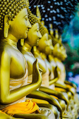 タイの仏像が並ぶ寺院の風景