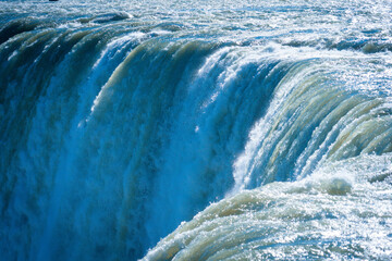 エメラルド色の滝の流れ