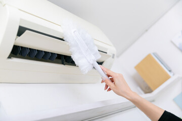 エアコン掃除する手元　air conditioner cleaning