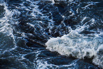 荒々しい水の動き