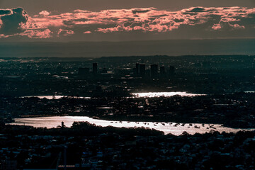 Fototapeta premium 都市の夜景と光の反射