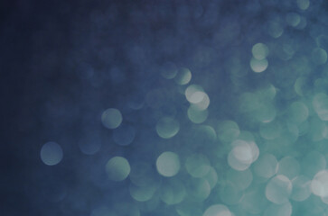Fondo azul oscuro verdoso con luces efecto bokeh ideal para diseño de navidad/fin de año/fiestas/celebración. Se puede usar como fondo