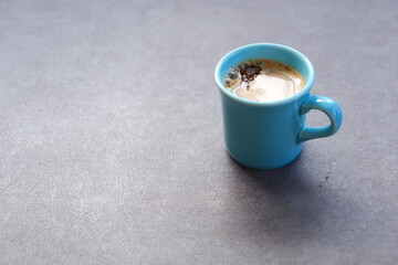 エスプレッソと牛乳を混ぜたカフェ・ラッテを飲みながらリラックスしているイメージ
