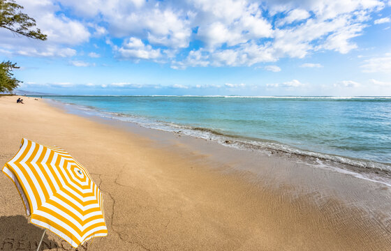 Parasol sur plage d&eacute;serte de l&rsquo;&icirc;le de la R&eacute;union 