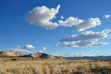 Fototapeta premium Expansive blue sky with a few small clouds, offering a spacious, open feel