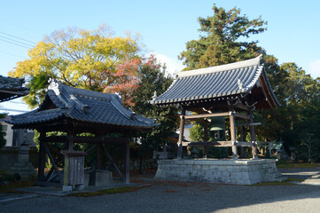 聖衆来迎寺　手水舎と鐘楼　滋賀県大津市比叡辻