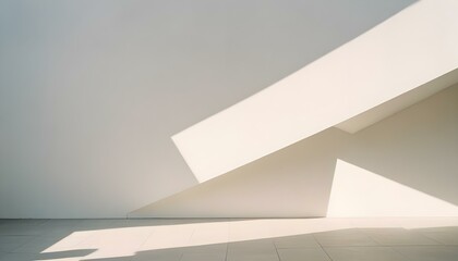 Una pared blanca y lisa con una sombra diagonal que la atraviesa, creando una composición simple y minimalista