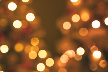 Obraz premium A warm Christmas bokeh background from the lights on a tree.