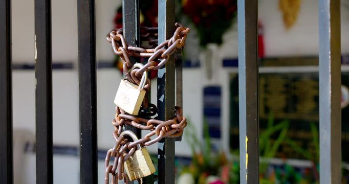 Candados y Cadenas en el cementerio