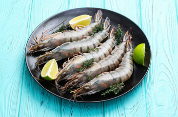 Raw big tiger ( king ) shrimps photography . Top view