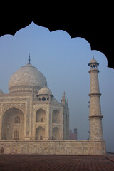 Obraz premium View of Taj Mahal in early morning fog seen through jawab, Agra, Uttar Pradesh, India