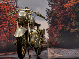 Modellmotorrad vor der Landschaftskulisse einer Starße und einem Wald © RoLoGrafie