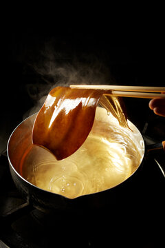 Taking kelp soup stock