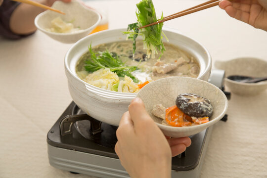Eating soymilk nabe around a hot pot