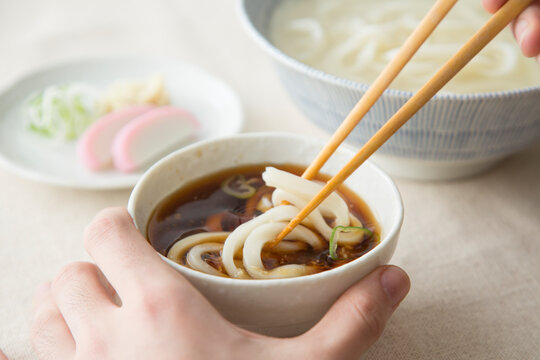 Scene of eating udon with hot water dipped in sauce