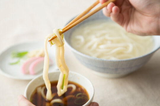 Scene of eating udon with hot water dipped in sauce