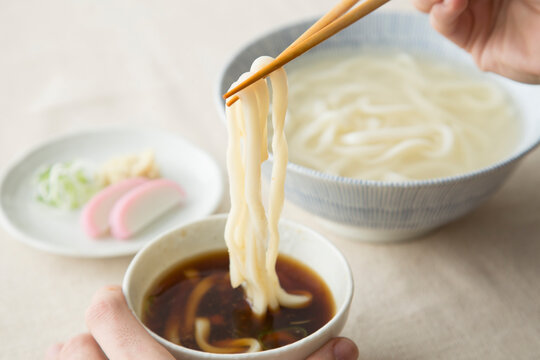 Scene of eating udon with hot water dipped in sauce