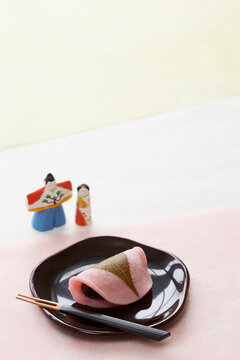 Sakura mochi and hina dolls on three-coloured washi paper