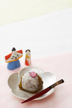 Sakura mochi and hina dolls on three-coloured washi paper